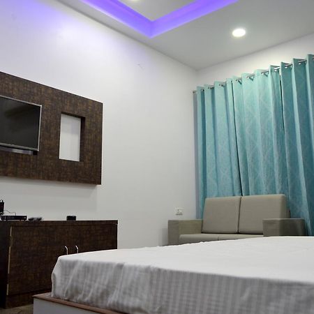 Hotel Taru Inn Ghaziabad Bagian luar foto