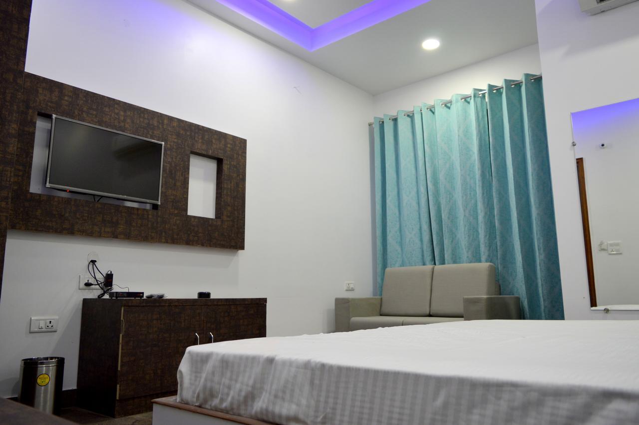 Hotel Taru Inn Ghaziabad Bagian luar foto