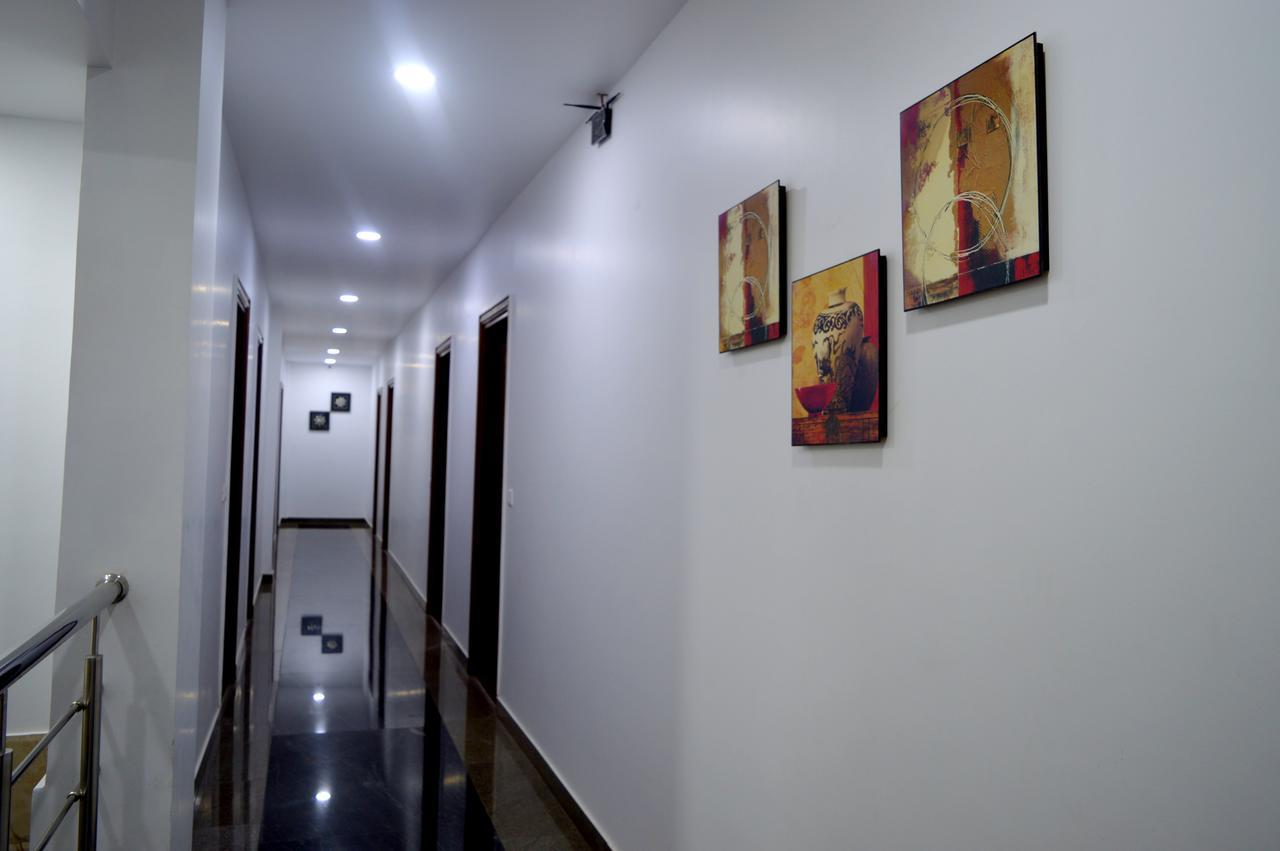 Hotel Taru Inn Ghaziabad Bagian luar foto