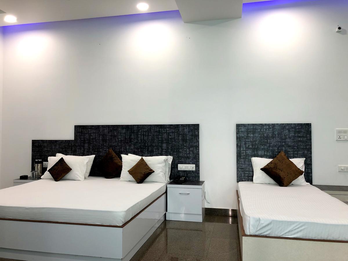 Hotel Taru Inn Ghaziabad Bagian luar foto